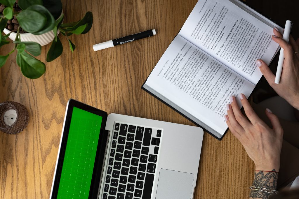 Homepage 25 Pessoas discutindo sobre a missão, visão e valores de um negócio