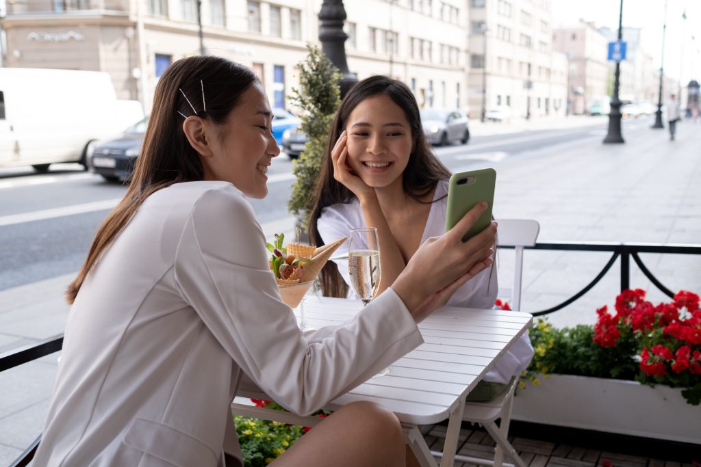 Homepage 5 Meninas estudando sobre análise de mercado para abrir um novo negócio