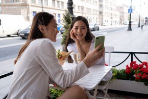 Meninas estudando sobre análise de mercado para abrir um novo negócio