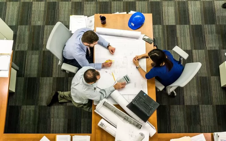 Pessoas elaborando a gestão de projetos