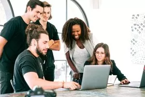 Pessoas aprendendo a como medir a satisfação do colaborador