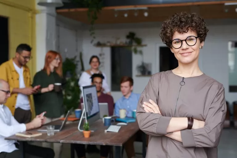 Pessoas vendo os indicadores empresariais