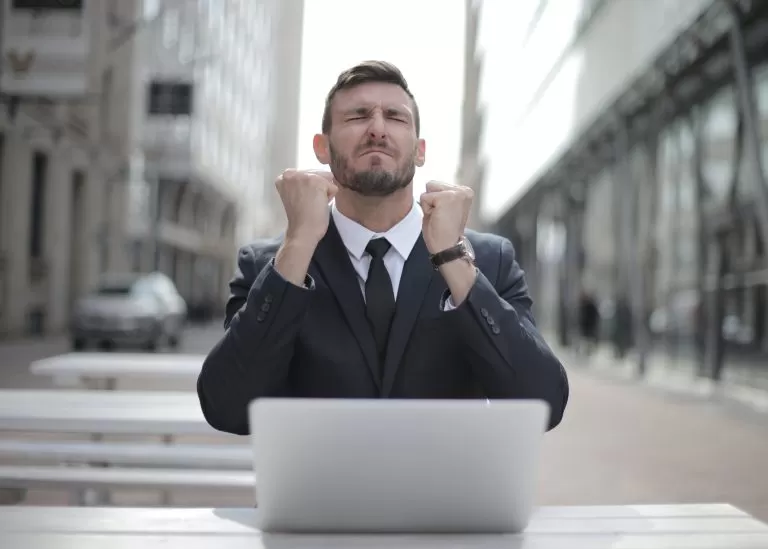 Pessoa feliz em ter fidelização de clientes